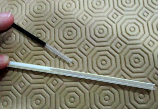 Piantare steli con una cannuccia