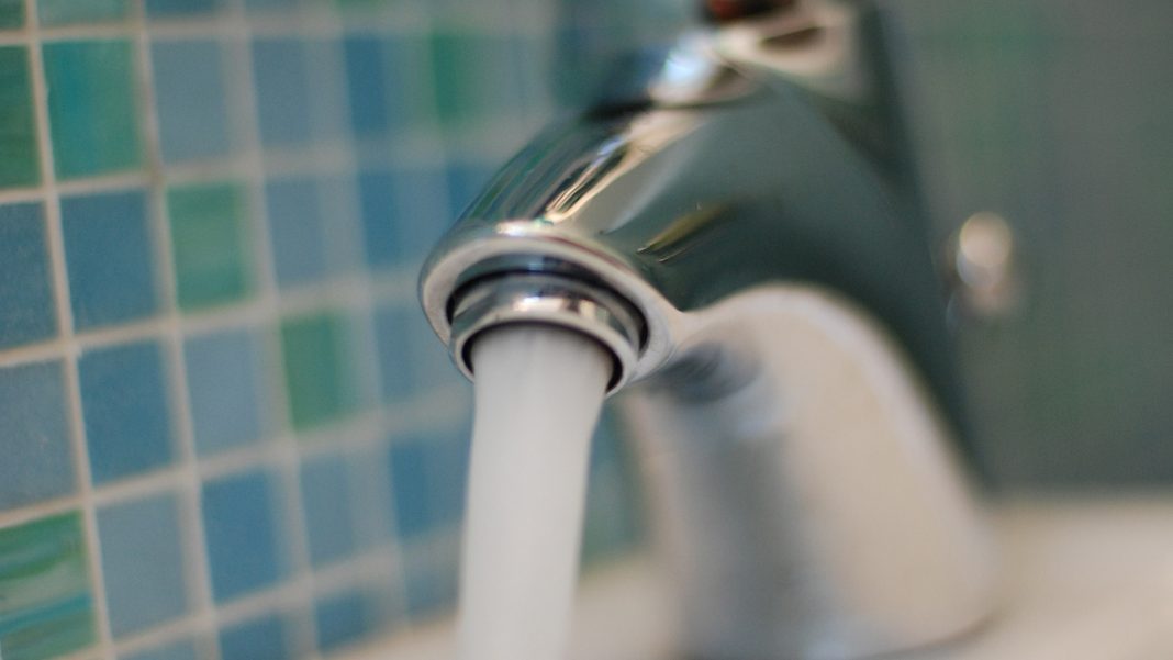 Acqua di rubinetto: va bene o no per l'acquario?