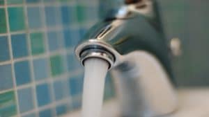 Acqua di rubinetto: va bene o no per l'acquario?