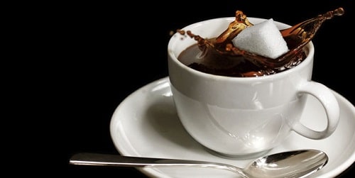 Zolletta di zucchero in una tazzina di caffè