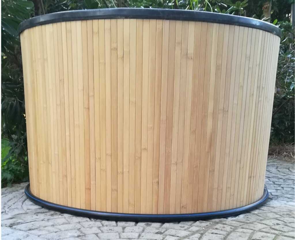 Coibentazione del pond completato con il rivestimento in bamboo