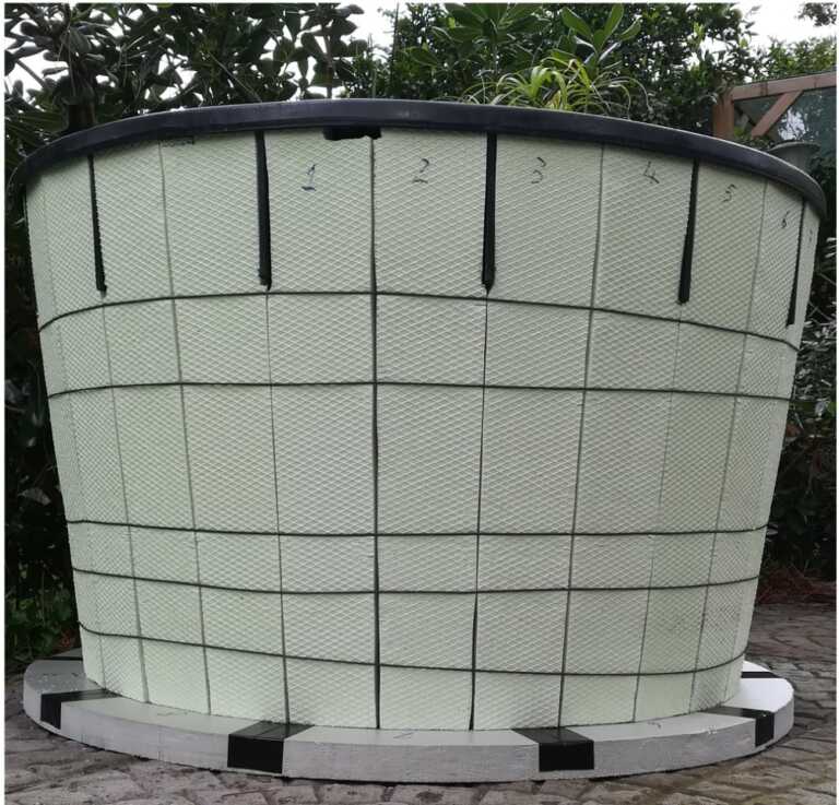 Polistirene tagliato e fissato attorno al pond Polistirene tagliato e fissato attorno al pond